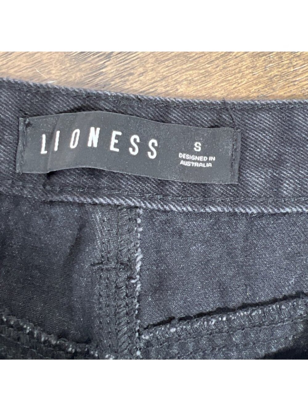LIONESS Two Tone Horseshoe Barrel Leg Jeans Blue & Black Sz S NWOT - Picture 6 of 9